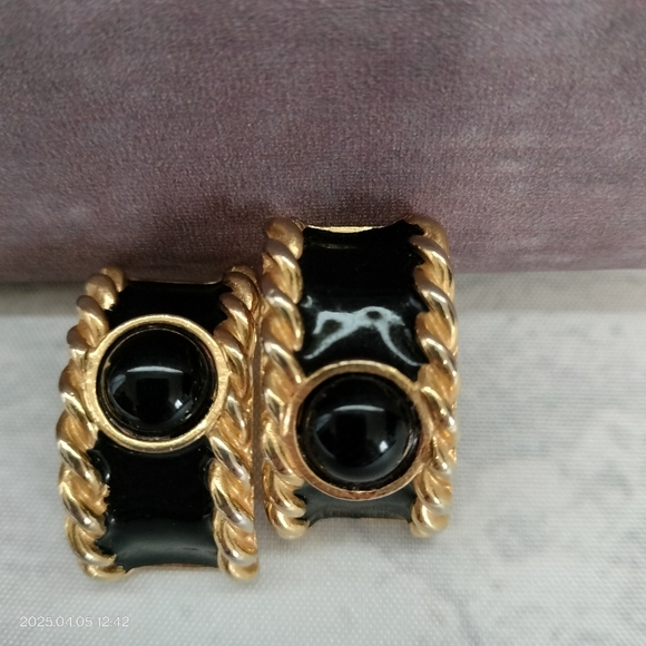 Women's Swirl Gold Tone and Black Enamel Clip On Earrings Luxury Formal Classic - Picture 10 of 11